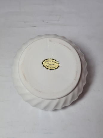 Шкатулка винтажная Bassano Italy, белый фарфор с декором в виде розовых роз, 11 x 9 см, Италия, 1960-70гг.