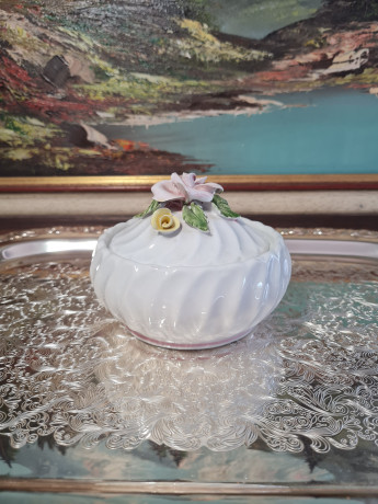 Шкатулка винтажная Bassano Italy, белый фарфор с декором в виде розовых роз, 11 x 9 см, Италия, 1960-70гг.