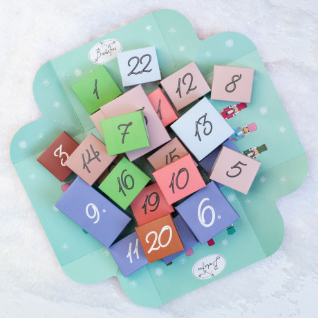 BadeFee Adventskalender 2026 Nussknacker, Адвент-календарь 2026 BadeFee Nussknacker с 24 средствами для ванны, тела, губ и волос