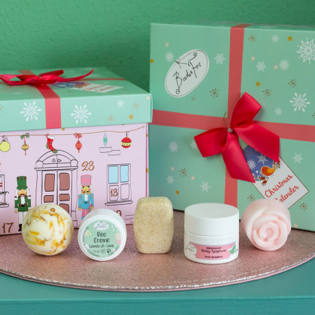 BadeFee Adventskalender 2026 Nussknacker, Адвент-календарь 2026 BadeFee Nussknacker с 24 средствами для ванны, тела, губ и волос