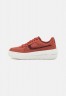 Nike Sportswear AIR FORCE 1 PLATFORM Sneaker low mars stone/burgundy crush/sail AIR FORCE 1 PLATFORM Низкие кроссовки женские марс камень/бордовый давка/парус