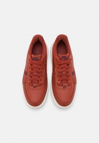 Nike Sportswear AIR FORCE 1 PLATFORM Sneaker low mars stone/burgundy crush/sail AIR FORCE 1 PLATFORM Низкие кроссовки женские марс камень/бордовый давка/парус