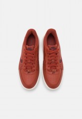 Nike Sportswear AIR FORCE 1 PLATFORM Sneaker low mars stone/burgundy crush/sail AIR FORCE 1 PLATFORM Низкие кроссовки женские марс камень/бордовый давка/парус