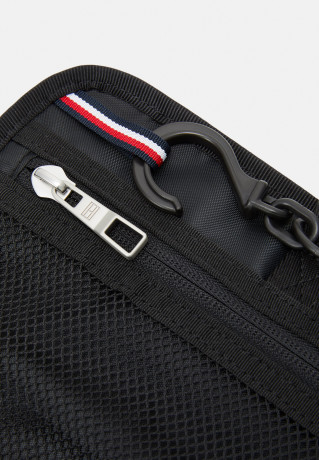 Tommy Hilfiger ELEVATED WASHBAG UNISEX Wash bag space blue ELEVATED UNISEX WASHBAG Сумка для стирки космический синий