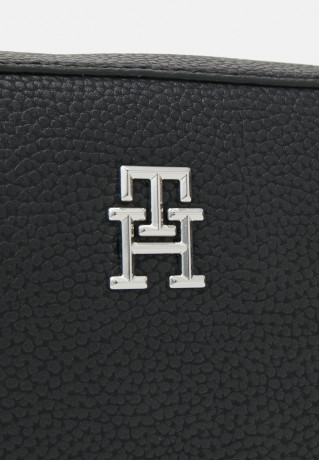 Tommy Hilfiger EMBLEM CAMERA BAG Across body bag black СУМКА ДЛЯ КАМЕРЫ EMBLEM Сумка через плечо черный