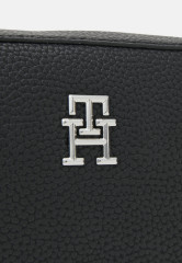 Tommy Hilfiger EMBLEM CAMERA BAG Across body bag black СУМКА ДЛЯ КАМЕРЫ EMBLEM Сумка через плечо черный