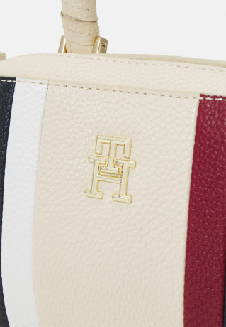 Tommy Hilfiger EMBLEM TRUNK CORP Across body bag sugarcane EMBLEM TRUNK CORP — Сумка через плечо сахарный тростник