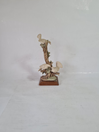 Композиция декоративная винтажная "3 белых голубя на дереве" Capodimonte, 19 x 9 см, Италия, 1950-60гг.