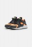 Nike Sportswear AIR HUARACHE CRATER PRM UNISEX Sneaker low anthracite/black/atomic orange/white/volt AIR HUARACHE CRATER PRM UNISEX Низкие кроссовки женские антрацитовый/черный/атомно-оранжевый/белый/вольтовый