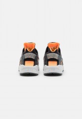 Nike Sportswear AIR HUARACHE CRATER PRM UNISEX Sneaker low anthracite/black/atomic orange/white/volt AIR HUARACHE CRATER PRM UNISEX Низкие кроссовки женские антрацитовый/черный/атомно-оранжевый/белый/вольтовый