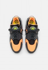 Nike Sportswear AIR HUARACHE CRATER PRM UNISEX Sneaker low anthracite/black/atomic orange/white/volt AIR HUARACHE CRATER PRM UNISEX Низкие кроссовки женские антрацитовый/черный/атомно-оранжевый/белый/вольтовый