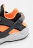 Nike Sportswear AIR HUARACHE CRATER PRM UNISEX Sneaker low anthracite/black/atomic orange/white/volt AIR HUARACHE CRATER PRM UNISEX Низкие кроссовки женские антрацитовый/черный/атомно-оранжевый/белый/вольтовый