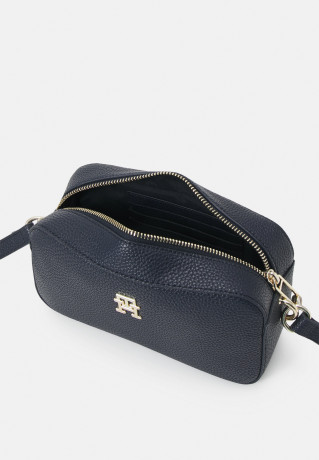 Tommy Hilfiger EMBLEM CAMERA BAG Across body bag space blue СУМКА ДЛЯ КАМЕРЫ EMBLEM Сумка через плечо космический синий