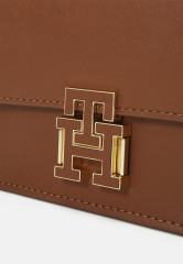 Tommy Hilfiger PUSHLOCK CROSSOVER  Across body bag cognac PUSHLOCK CROSSOVER Сумка через плечо коньяк