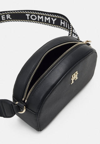 Tommy Hilfiger HALF MOON CAMERA BAG Across body bag black СУМКА ДЛЯ КАМЕРЫ HALF MOON Сумка через плечо черный