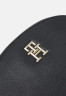 Tommy Hilfiger HALF MOON CAMERA BAG Across body bag black СУМКА ДЛЯ КАМЕРЫ HALF MOON Сумка через плечо черный