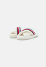 Tommy Hilfiger COMFY HOME SLIPPERS WITH STRAPS Slippers ecru КОМФОРТНЫЕ ДОМАШНИЕ ТАПОЧКИ С РЕМНЯМИ Тапочки экрю