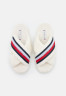 Tommy Hilfiger COMFY HOME SLIPPERS WITH STRAPS Slippers ecru КОМФОРТНЫЕ ДОМАШНИЕ ТАПОЧКИ С РЕМНЯМИ Тапочки экрю
