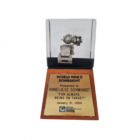 Композиция декоративная винтажная в стеклянном кубе "Вторая мировая война. Прицел", 8,5 x 8,5 x 14см, Германия, 1988г.