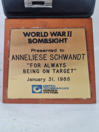 Композиция декоративная винтажная в стеклянном кубе "Вторая мировая война. Прицел", 8,5 x 8,5 x 14см, Германия, 1988г.