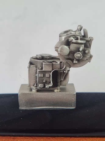 Композиция декоративная винтажная в стеклянном кубе "Вторая мировая война. Прицел", 8,5 x 8,5 x 14см, Германия, 1988г.