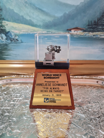 Композиция декоративная винтажная в стеклянном кубе "Вторая мировая война. Прицел", 8,5 x 8,5 x 14см, Германия, 1988г.