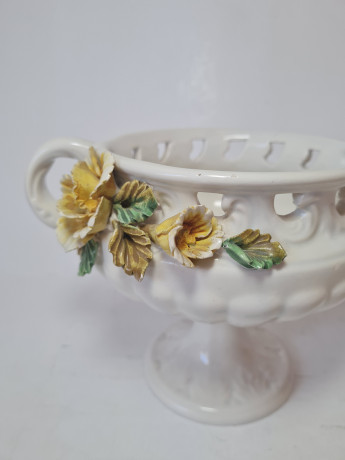 DVB ESTE Винтажная ваза для фруктов с резным краем и фактурными бело-желтыми цветами, 20см x 13см, Италия, 1960-70гг.