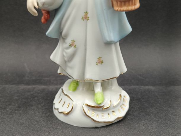 Статуэтка винтажная большая CDC "Девушка с гусем и корзинкой", стиль рококо, ручная работа, фарфор, 20 см, Шри-Ланка, 1970-80гг.