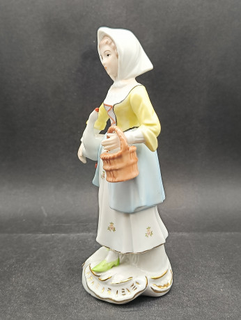 Статуэтка винтажная большая CDC "Девушка с гусем и корзинкой", стиль рококо, ручная работа, фарфор, 20 см, Шри-Ланка, 1970-80гг.