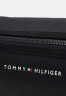 Tommy Hilfiger SKYLINE WASHBAG UNISEX Wash bag black SKYLINE WASHBAG UNISEX Сумка для стирки черный