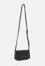 Tommy Hilfiger EMBLEM FLAP CROSSOVER Across body bag black EMBLEM FLAP CROSSOVER Сумка через плечо черный