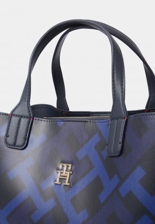 Tommy Hilfiger ICONIC SATCHEL MONOGRAM Handbag space blue mix ICONIC SATCHEL МОНОГРАММА Сумочка космический синий микс