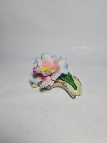 Фигурка винтажная Capodimonte, бело-розово голубой фарфор"Распустившийся бутон", 12 x 8 x 7 см, Италия, 1960-70гг.