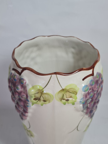 Ваза винтажная C.L.F. Faincas / Alcobaca с виноградными гроздьями, керамика, 23.5 см, Португалия, 1970-80гг.