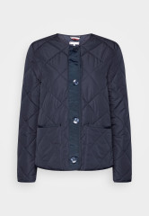 Tommy Hilfiger COLLARLESS QUILTED SHORT JACKET Light jacket desert sky КОРОТКАЯ СТЕГАНАЯ КУРТКА БЕЗ ВОРОТНИКА Легкая куртка небо пустыни