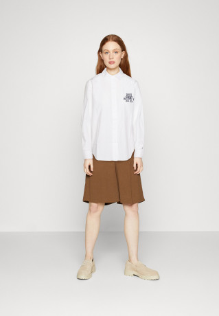 Tommy Hilfiger VINTAGE VARSITY Button-down blouse optic white VINTAGE VARSITY Блуза на пуговицах оптический белый