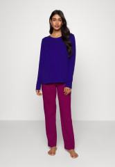 Tommy Hilfiger TEE AND PANT PYJAMA SET Pyjama set lazurite/baseball stripes ПИЖАМНЫЙ КОМПЛЕКТ С ФУТБОЛКОЙ И БРЮКАМИ Пижамный комплект лазурит/бейсбольные полосы