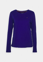 Tommy Hilfiger TEE AND PANT PYJAMA SET Pyjama set lazurite/baseball stripes ПИЖАМНЫЙ КОМПЛЕКТ С ФУТБОЛКОЙ И БРЮКАМИ Пижамный комплект лазурит/бейсбольные полосы