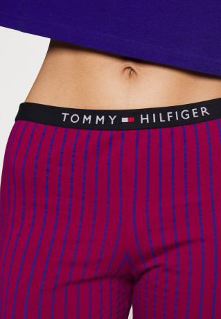 Tommy Hilfiger TEE AND PANT PYJAMA SET Pyjama set lazurite/baseball stripes ПИЖАМНЫЙ КОМПЛЕКТ С ФУТБОЛКОЙ И БРЮКАМИ Пижамный комплект лазурит/бейсбольные полосы