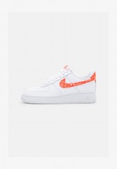 Nike Sportswear AIR FORCE 1 07 ESS SNKR Sneaker low white/rush orange AIR FORCE 1 07 ESS SNKR кроссовки женские низкие белый/оранжевый