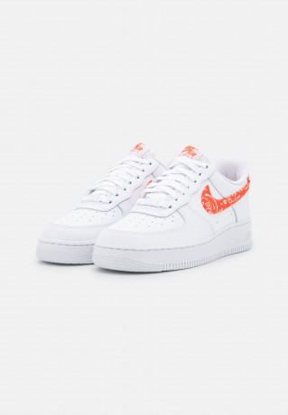 Nike Sportswear AIR FORCE 1 07 ESS SNKR Sneaker low white/rush orange AIR FORCE 1 07 ESS SNKR кроссовки женские низкие белый/оранжевый