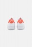Nike Sportswear AIR FORCE 1 07 ESS SNKR Sneaker low white/rush orange AIR FORCE 1 07 ESS SNKR кроссовки женские низкие белый/оранжевый