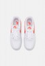 Nike Sportswear AIR FORCE 1 07 ESS SNKR Sneaker low white/rush orange AIR FORCE 1 07 ESS SNKR кроссовки женские низкие белый/оранжевый