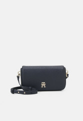 Tommy Hilfiger EMBLEM FLAP CROSSOVER Across body bag space blue EMBLEM FLAP CROSSOVER Сумка через плечо космический синий