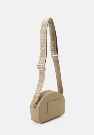 Tommy Hilfiger HALF MOON CAMERA BAG Across body bag beige СУМКА ДЛЯ КАМЕРЫ HALF MOON Сумка через плечо бежевый