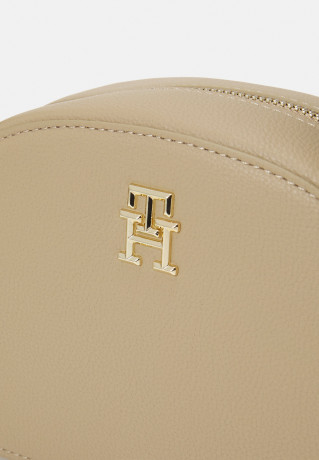Tommy Hilfiger HALF MOON CAMERA BAG Across body bag beige СУМКА ДЛЯ КАМЕРЫ HALF MOON Сумка через плечо бежевый
