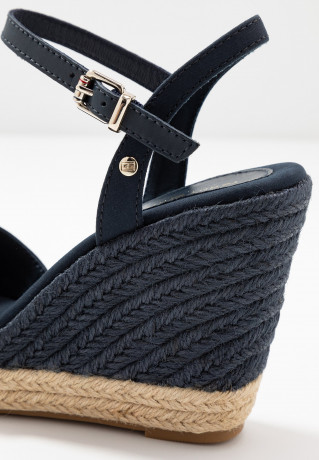 Tommy Hilfiger BASIC CLOSED TOE HIGH WEDGE High heeled sandals desert sky BASIC CLOSED TOE HIGH WEDGE Босоножки на высоком каблуке небо пустыни