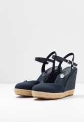 Tommy Hilfiger BASIC CLOSED TOE HIGH WEDGE High heeled sandals desert sky BASIC CLOSED TOE HIGH WEDGE Босоножки на высоком каблуке небо пустыни