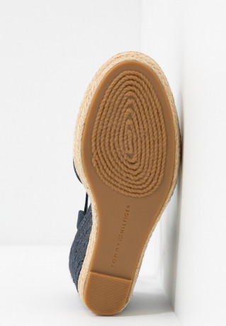 Tommy Hilfiger BASIC CLOSED TOE HIGH WEDGE High heeled sandals desert sky BASIC CLOSED TOE HIGH WEDGE Босоножки на высоком каблуке небо пустыни