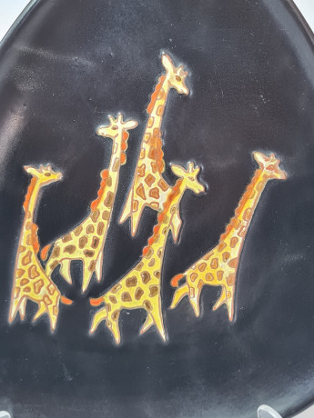 Тарелка декоративная винтажная Karlsruhe, черная керамика с ярким рисунком "Жирафы", ручная работа, 27,5 x 24 x 3 см, Германия, 1960-70гг.
